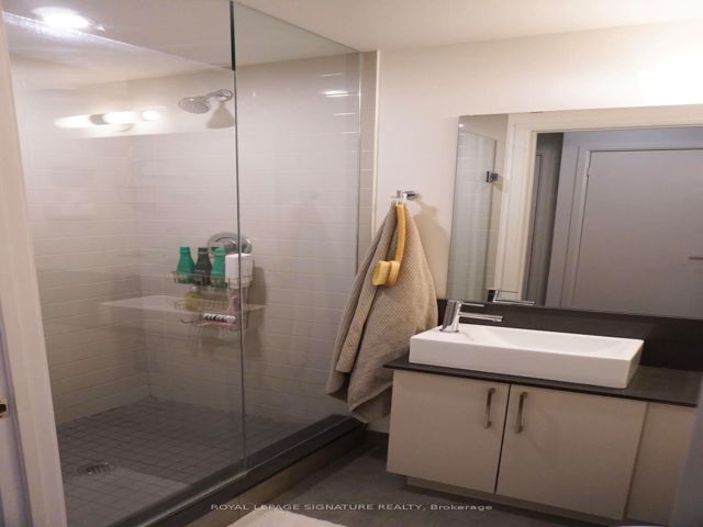 401 - 27 Bathurst St