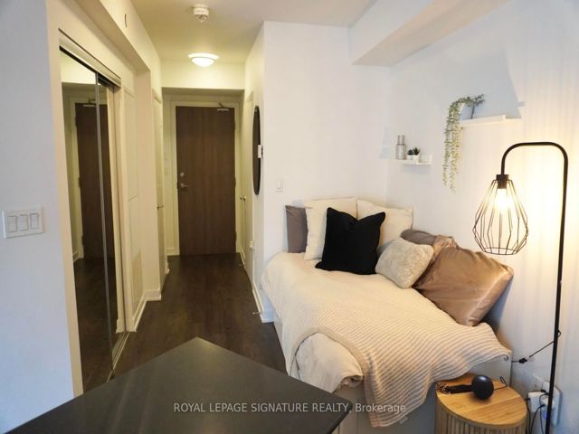 401 - 27 Bathurst St