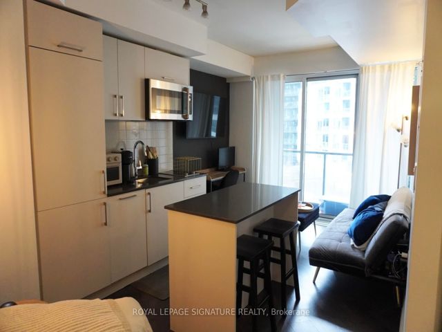 401 - 27 Bathurst St