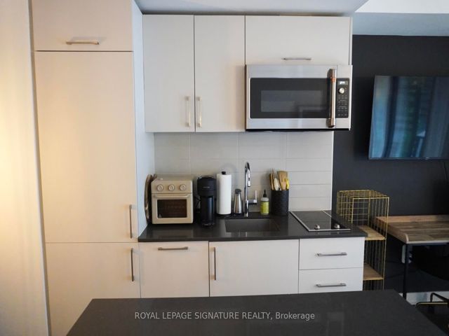 401 - 27 Bathurst St