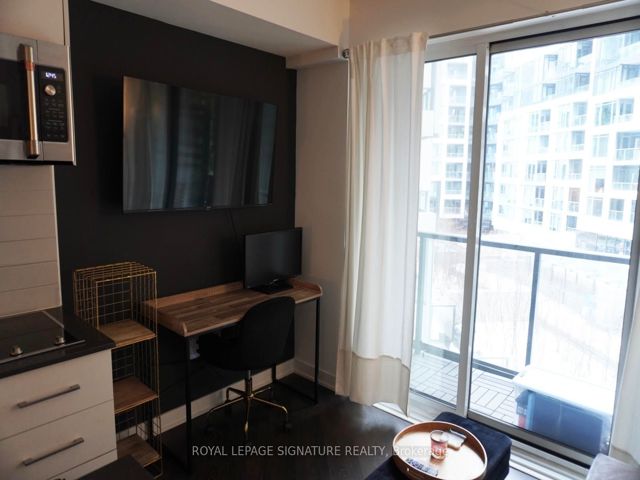 401 - 27 Bathurst St