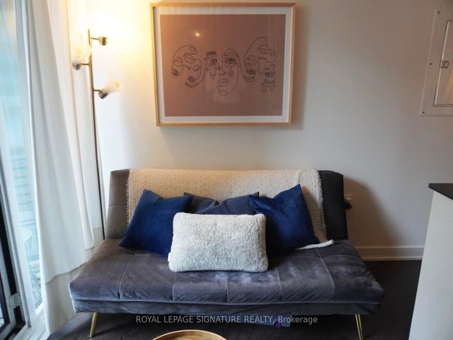 401 - 27 Bathurst St