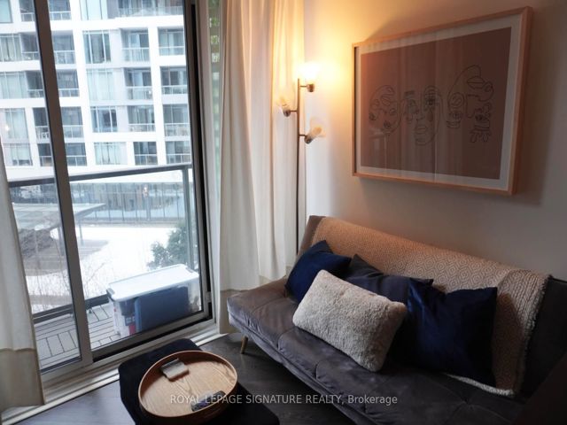 401 - 27 Bathurst St