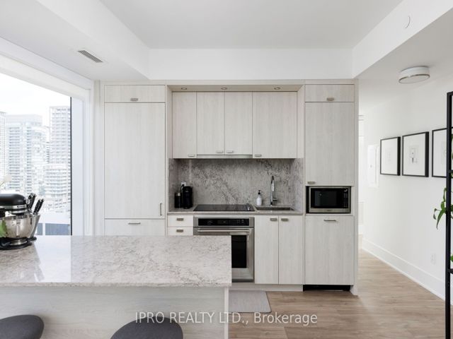 1805 - 470 Front St W