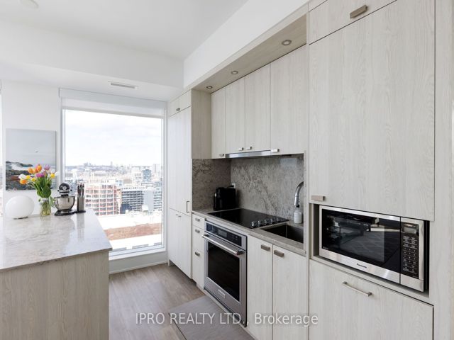 1805 - 470 Front St W