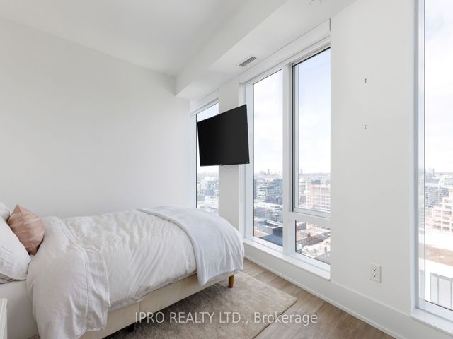 1805 - 470 Front St W