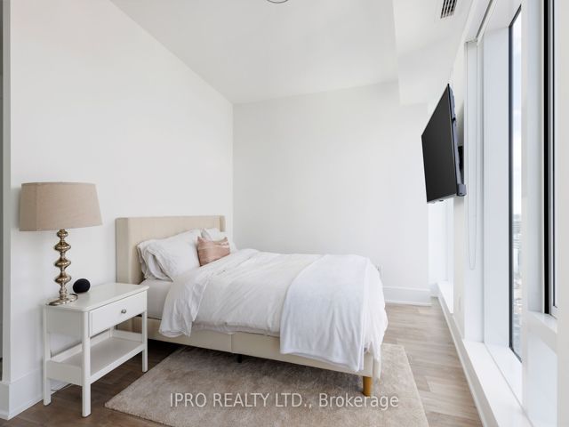 1805 - 470 Front St W