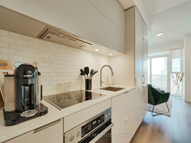 602 - 20 Richardson St E