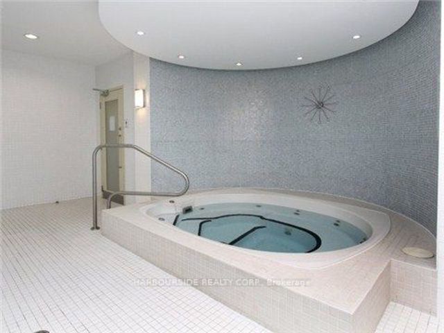 608 - 228 Queens Quay W