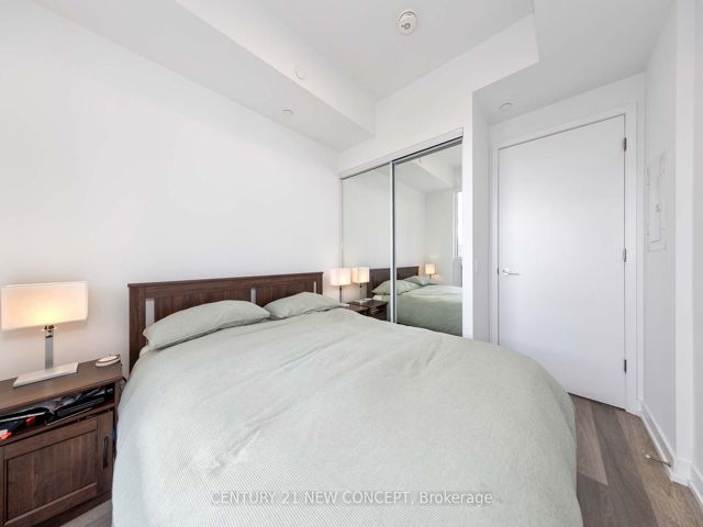 2003 - 39 Roehampton Ave