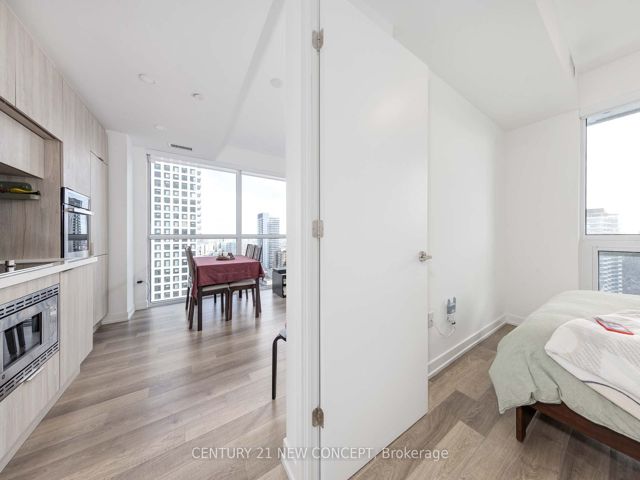 2003 - 39 Roehampton Ave