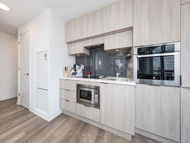 2003 - 39 Roehampton Ave