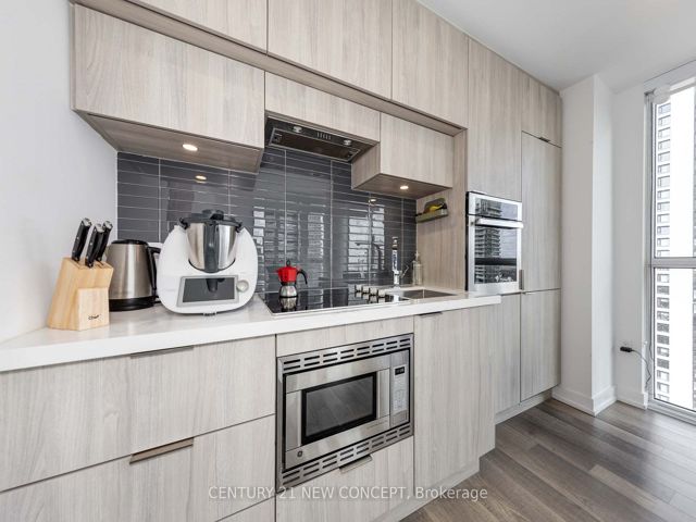 2003 - 39 Roehampton Ave