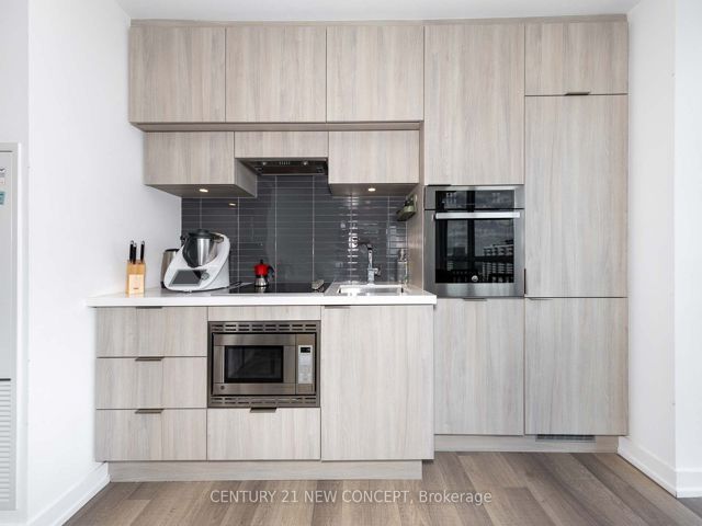 2003 - 39 Roehampton Ave