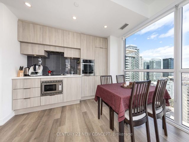 2003 - 39 Roehampton Ave