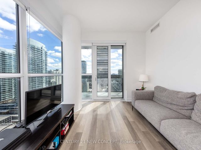 2003 - 39 Roehampton Ave