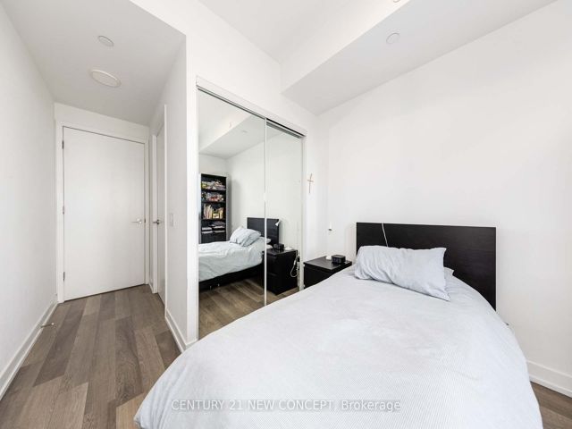 2003 - 39 Roehampton Ave