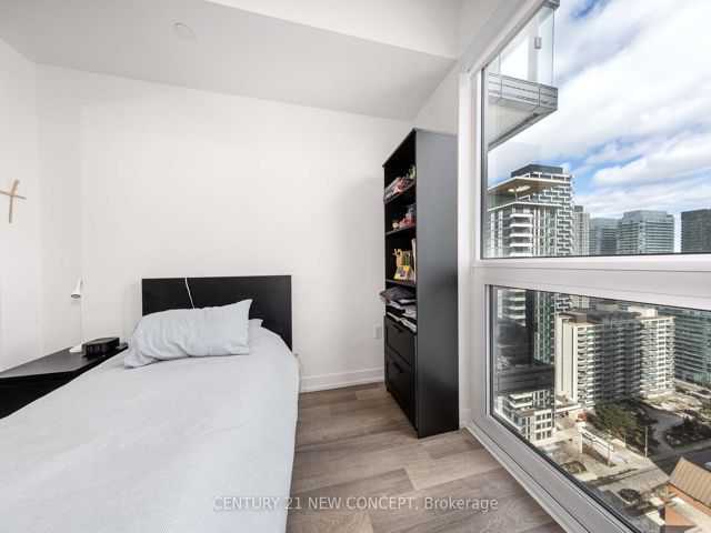 2003 - 39 Roehampton Ave