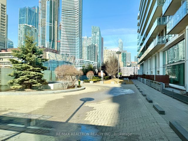 324 - 39 Queens Quay E