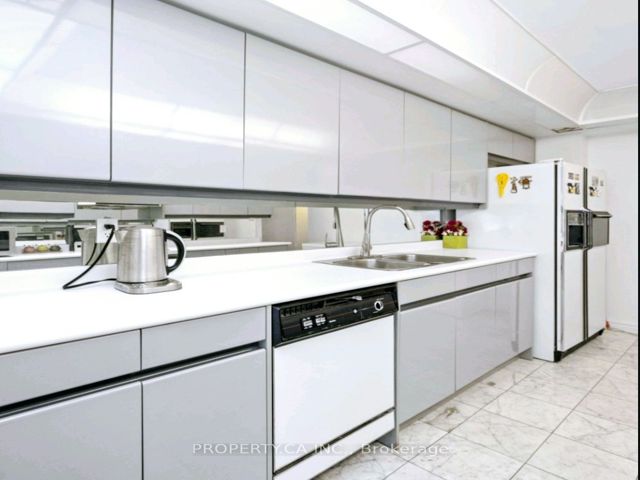 1109 - 33 University Ave