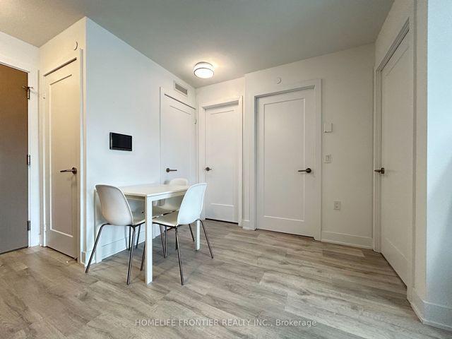 2219 - 585 Bloor St E