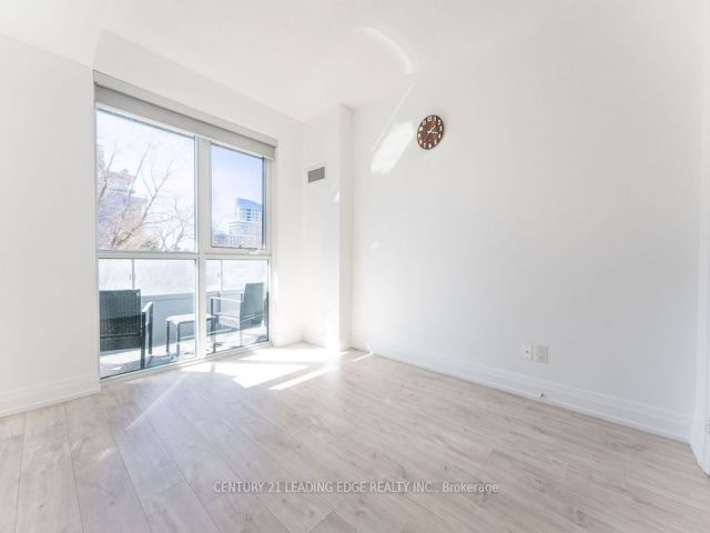 517 - 591 Sheppard Ave E