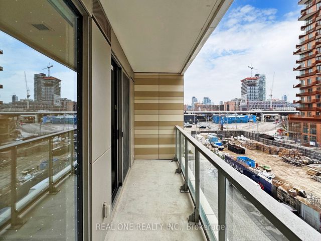 320 - 118 Merchants' Wharf