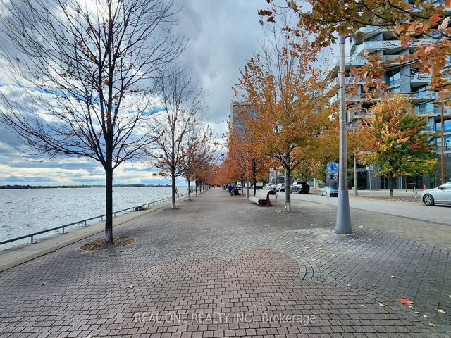 320 - 118 Merchants' Wharf