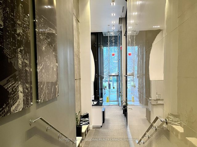 1907 - 224 King Street West St W