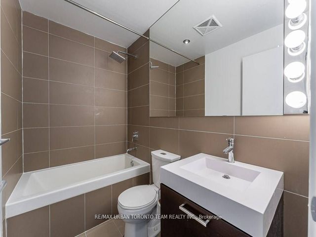 411 - 318 King St E