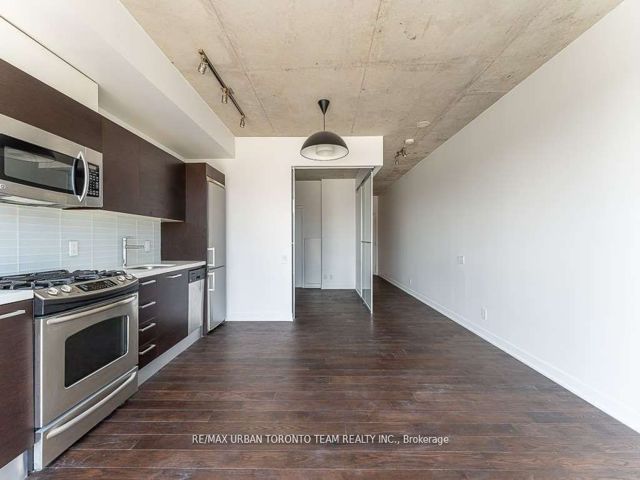 411 - 318 King St E