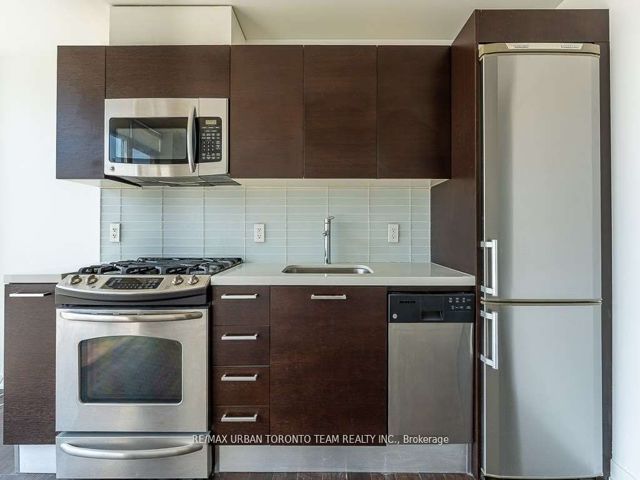 411 - 318 King St E