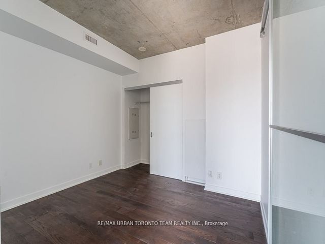 411 - 318 King St E
