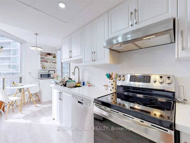 705 - 30 Holly St