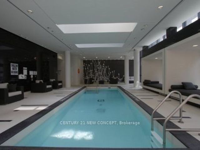 1605 - 770 Bay St