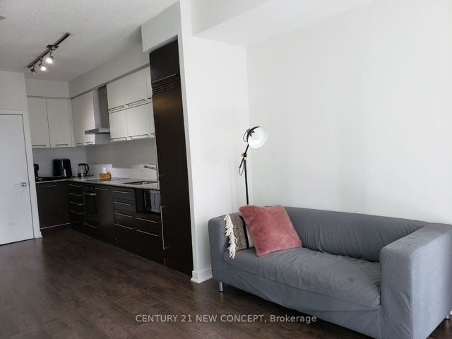 1605 - 770 Bay St