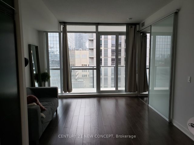 1605 - 770 Bay St