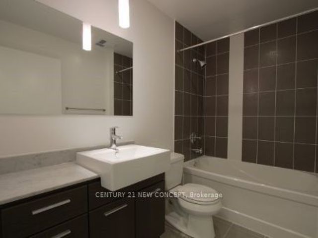 1605 - 770 Bay St