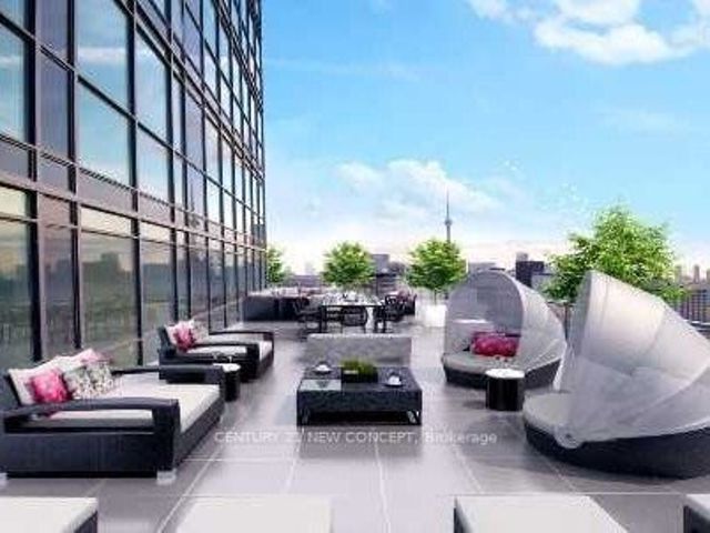 1605 - 770 Bay St