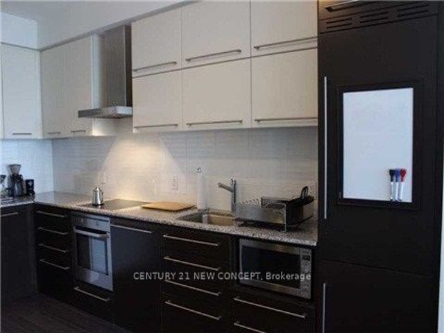 1605 - 770 Bay St