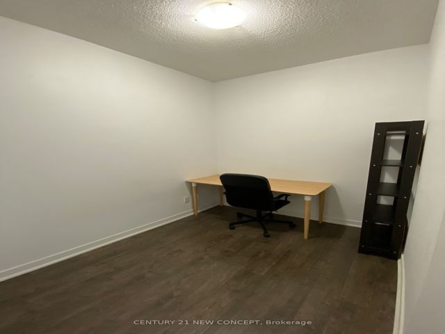 1605 - 770 Bay St