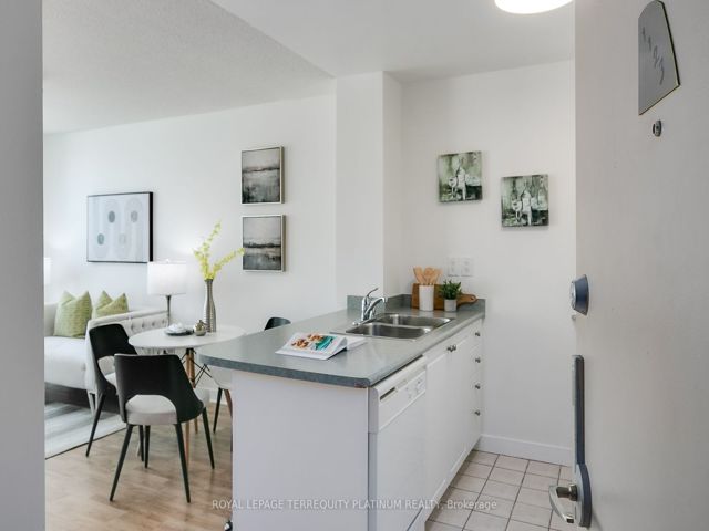 1123 - 650 Queens Quay W