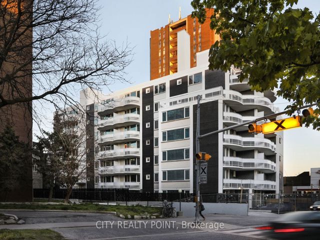 702 - 11 Walmer St