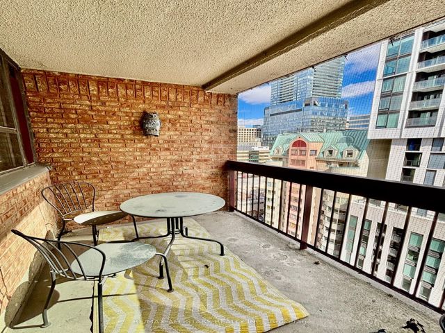 1210 - 120 Saint Patrick St