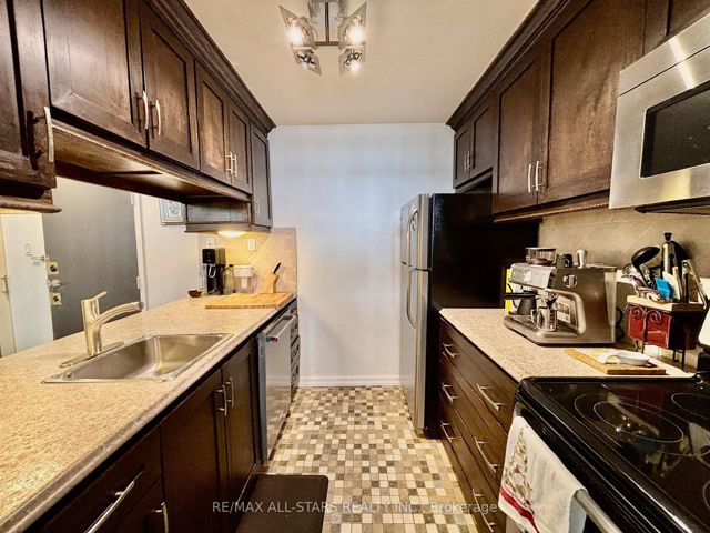 1210 - 120 Saint Patrick St