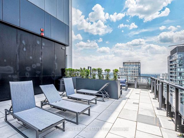 2302 - 357 King St W