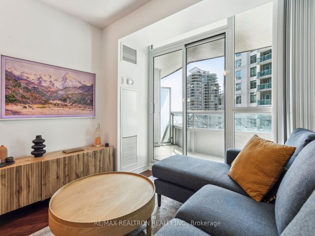 1215 - 19 Grand Trunk Cres
