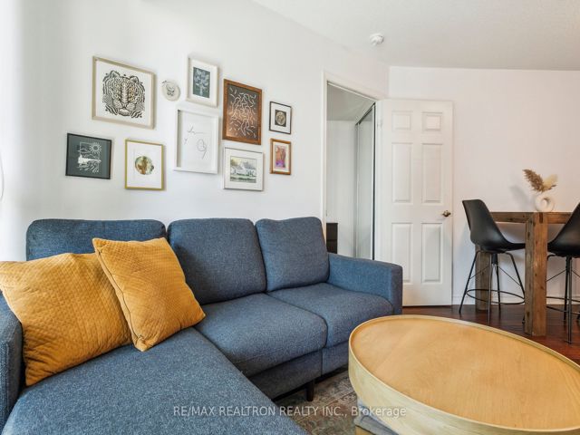 1215 - 19 Grand Trunk Cres