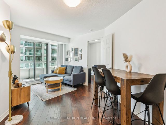 1215 - 19 Grand Trunk Cres
