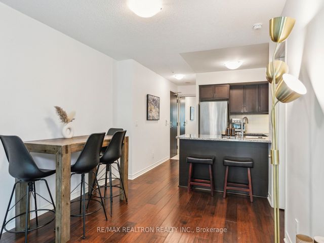 1215 - 19 Grand Trunk Cres